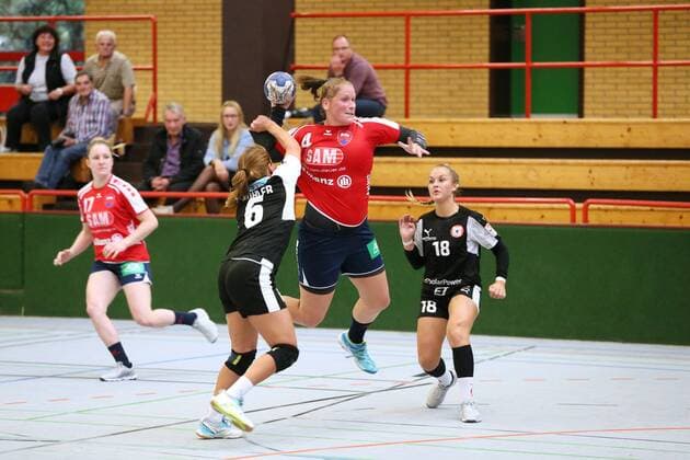 SSP, DHB-Pokal Frauen Runde 1, TSG Ketsch 2 - SG H2KU Herrenberg, Ketsch v.l.: 6 Theresa Köhler, 18 Pia Büßecker, Herrenberg v.l.: 17 Celine Effinger, 4 Katrin Schröder, Lenhardt Eibner-Pressefoto GER, DHB-Pokal, TSG Ketsch 2 - SG H2KU Herrenberg Ketsch