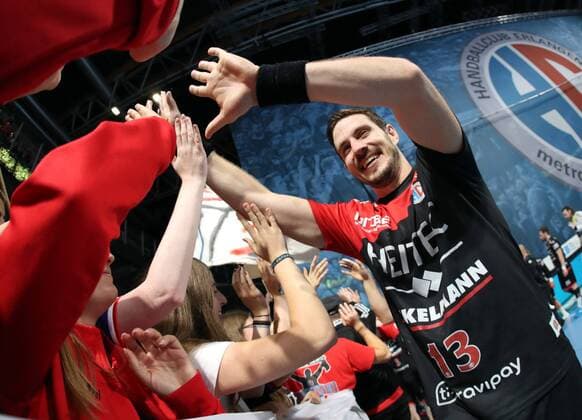 02.09.2018 - Handball - 1. Bundesliga DKB HBL - Saison 2018 2019 - 01. Spieltag: HC Erlangen Metropolregion Nürnberg HCE - VfL Gummersbach - DaMa - Freude Jubel nach Spielende - Michael Haaß Haass (13, HC Erlangen HCE ) klatscht mit Fans ab