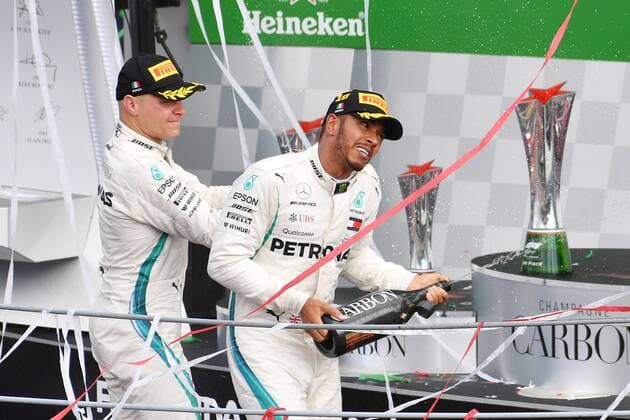 Sektdusche von Valtteri Bottas (Mercedes AMG Petronas Formula One Team) fuer Lewis Hamilton (Mercedes AMG Petronas Formula One Team) Grosser Preis von Italien, Renntag, 02.09.2018 ITA, Grosser Preis von Italien, 02.09.2018 Monza Copyright: xEIBNER JerryxAndrex EP_EER