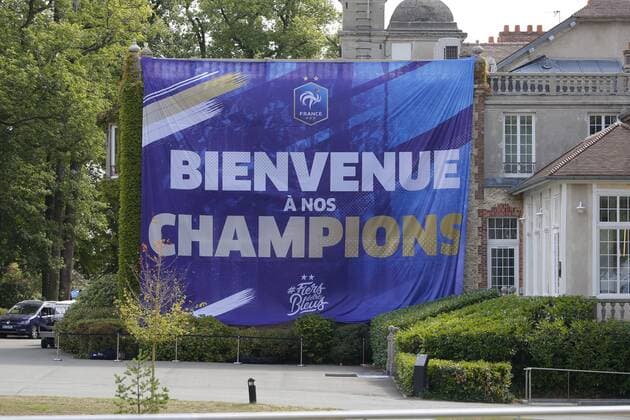 ambiance Clairfontaine FOOTBALL : Arrivee des joueurs de l equipe de France a Clairefontaine - 03 09 2018 StephenCaillet Panoramic 
