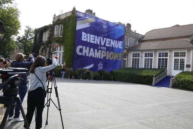 ambiance Clairfontaine FOOTBALL : Arrivee des joueurs de l equipe de France a Clairefontaine - 03 09 2018 StephenCaillet Panoramic 
