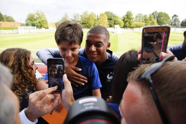 Fußball, Frankreich Training Mbappe Kylian avec les supporters FOOTBALL : Entrainement Equipe de France - Clairefontaine - 03 09 2018 StephenCaillet Panoramic 
