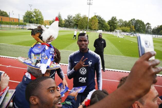 Fußball, Frankreich Training Pogba Paul avec les supporters FOOTBALL : Entrainement Equipe de France - Clairefontaine - 03 09 2018 StephenCaillet Panoramic 