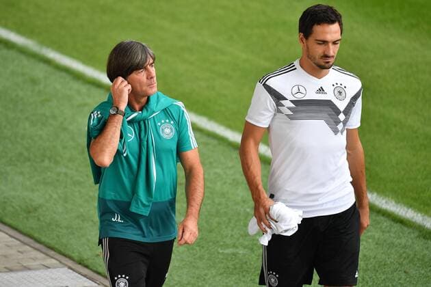 Bundestrainer Joachim Jogi LOEW,LÖW (GER) mit Matts HUMMELS . Fussball,Training der deutschen Fussball Nationalmannschaft am 04.09..2018 in Muenchen FC Bayern Campus,