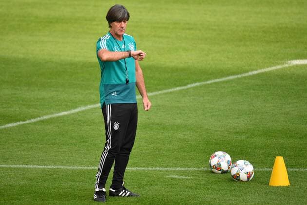 Bundestrainer Joachim Jogi LOEW,LÖW (GER) schaut auf die Uhr, Einzelbild,Freisteller, Ganzkoerperaufnahme,ganze Figur. . Fussball,Training der deutschen Fussball Nationalmannschaft am 04.09..2018 in Muenchen FC Bayern Campus,