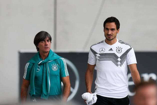 l-r: Bundestrainer Joachim Loew (Deutschland) und Mats Hummels 5 (Deutschland) auf dem Weg zum Training, Training Deutsche Nationalmannschaft, Fussball, 04.09.2018 Muenchen Bayern Deutschland