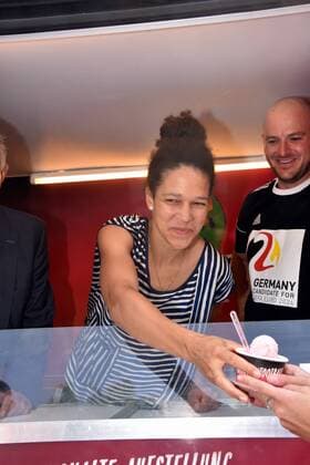 Fussballspielerin Celia Sasic verteilt Eis am 04.09.2018 in Köln bei die Kölner Botschafter der möglichen Fussball EM 2024 in Deutschland unter dem Motto 2024 Kugeln EiscrEM Eis als Vorfreude auf Köln als Austragungsort.
