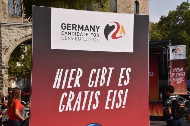 Die Bühne am 04.09.2018 in Köln verteilen die Kölner Botschafter der möglichen Fussball EM 2024 in Deutschland unter dem Motto 2024 Kugeln EiscrEM Eis als Vorfreude auf Köln als Austragungsort.