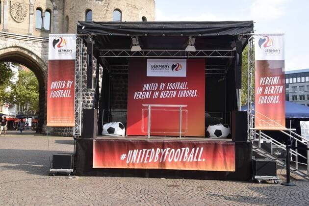 Die Bühne am 04.09.2018 in Köln verteilen die Kölner Botschafter der möglichen Fussball EM 2024 in Deutschland unter dem Motto 2024 Kugeln EiscrEM Eis als Vorfreude auf Köln als Austragungsort.