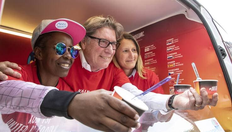 Sport Bilder des Tages Roadshow EiscrEM 2024 Rudolfplatz Köln Deutschland Datum: 04.09.2018 Von links: Shary Reeves Toni Schumacher Sonja Fuss