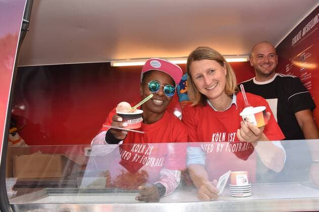Die Kölner Sportbotschafter Moderatorin Shary Reeves, l-r, und ex Fussballspielerin Sonja Fuss verteilen Eisbecher am 04.09.2018 in Köln verteilen die Kölner Botschafter der möglichen Fussball EM 2024 in Deutschland unter dem Motto 2024 Kugeln EiscrEM Eis als Vorfreude auf Köln als Austragungsort.
