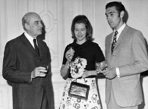 The baron of Juniac (L), ambassador of france in Belgium meets cyclist Eddy Merckx (R) and his wife (BELGA ARCHIVES)  x85224742stx