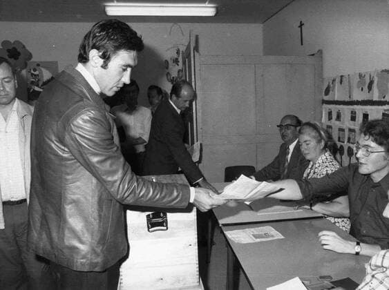 Cyclist Eddy Merckx pictured while voting (BELGA ARCHIVES)  x85224786stx