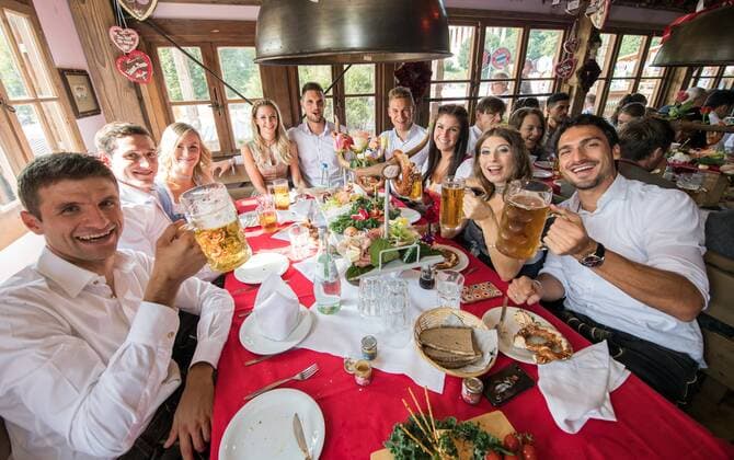 Thomas Mueller (l-r), Sebastian Rudy, his wife Elena Rudy, Goalkeeper Sven Ulreich and his wife Lisa, Joshua Kimmich and his girlfriend Lina Meyer and Mats Hummels and his wife Cathy Hummels beim Besuch des FC Bayern Muenchen auf dem Oktoberfest 2017 Thomas Mueller (l-r), Sebastian Rudy, his wife Elena Rudy, Goalkeeper Sven Ulreich and his wife Lisa, Joshua Kimmich and his girlfriend Lina Meyer and Mats Hummels and his wife Cathy Hummels beim Besuch des FC Bayern Muenchen auf dem Oktoberfest 2017