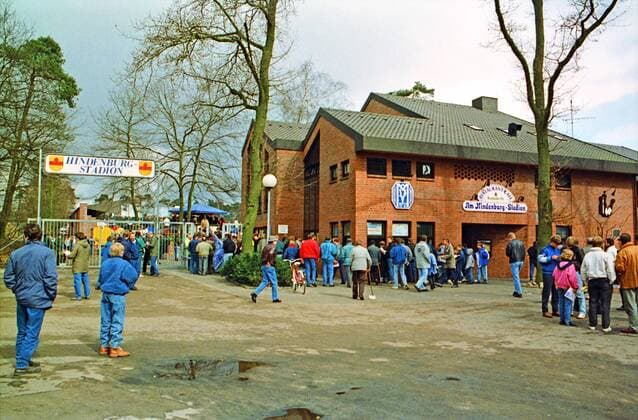 Aus 2. BL Saison 1987 88 SV Meppen (Blau) gegen Kickers Stuttgart 1:1 am 02.04.1988. Im Foto: SV Vereinsheim mit Eingang zum Hindenburg Stadion