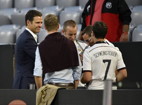 Vor Spielbeginn: Manager Oliver Bierhoff (GER) mischt sich unter Fans DFB Länderspiel Deutschland GER vs Frankreich FRA UEFA Nations League Division A 2018 19 Gruppe 1 06.09.2018 Allianz Arena München Deutschland DFB REGULATIONS PROHIBIT ANY USE OF PHOTOGRAPHS AS IMAGE SEQUENCES AND OR QUASI-VIDEO DFB Länderspiel Deutschland GER vs Saudi-Arabien SAU