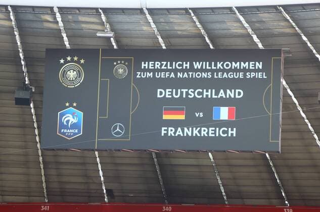 Logo des FC Bayern und der Ankündigung des 1. UEFA Nations League Spiels auf der Tribüne der Allianz Arena - 06.09.2018: Deutschland vs. Frankreich, Allianz Arena München, UEFA Nations League, 1. Spieltag