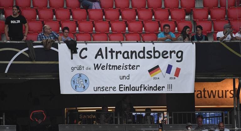 Fussball, Herren, Saison 2018 19, Nations League, Länderspiel in München, Deutschland - Frankreich, v. l. FC Altrandsberg grüßt die Weltmeister und seine Einlauflinder, 06.09.2018, Copyright: xMatthiasxKochx