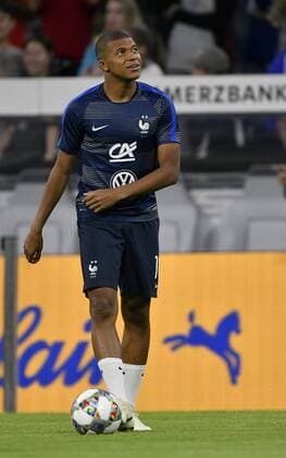 Vor Spielbeginn: Kylian Mbappe (FRA) beim Aufwärmen DFB Länderspiel Deutschland GER vs Frankreich FRA UEFA Nations League Division A 2018 19 Gruppe 1 06.09.2018 Allianz Arena München Deutschland DFB REGULATIONS PROHIBIT ANY USE OF PHOTOGRAPHS AS IMAGE SEQUENCES AND OR QUASI-VIDEO DFB Länderspiel Deutschland GER vs Saudi-Arabien SAU