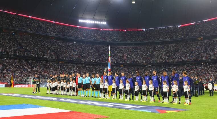 SOCCER - UEFA NL, GER vs FRA MUNICH,GERMANY,06.SEP.18 - SOCCER - UEFA Nations League, Germany vs France, international match Länderspiel Image shows the teams and referees during salutation. GEPAxpictures xThomasxBachun