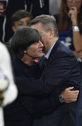 Nationaltrainer Trainer Coach Joachim Jogi Löw (GER) im Gespräch Diskussion mit DFB Präsident Reinhard Dieter Grindel (GER) Umarmung DFB Länderspiel Deutschland GER vs Frankreich FRA UEFA Nations League Division A 2018 19 Gruppe 1 06.09.2018 Allianz Arena München Deutschland DFB REGULATIONS PROHIBIT ANY USE OF PHOTOGRAPHS AS IMAGE SEQUENCES AND OR QUASI-VIDEO DFB Länderspiel Deutschland GER vs Saudi-Arabien SAU