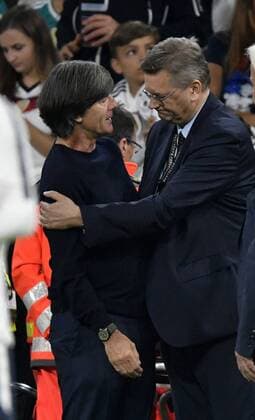 Nationaltrainer Trainer Coach Joachim Jogi Löw (GER) im Gespräch Diskussion mit DFB Präsident Reinhard Dieter Grindel (GER) Umarmung DFB Länderspiel Deutschland GER vs Frankreich FRA UEFA Nations League Division A 2018 19 Gruppe 1 06.09.2018 Allianz Arena München Deutschland DFB REGULATIONS PROHIBIT ANY USE OF PHOTOGRAPHS AS IMAGE SEQUENCES AND OR QUASI-VIDEO DFB Länderspiel Deutschland GER vs Saudi-Arabien SAU