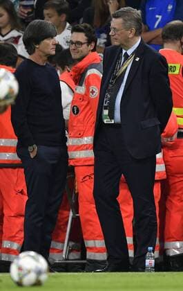 Nationaltrainer Trainer Coach Joachim Jogi Löw (GER) im Gespräch Diskussion mit DFB Präsident Reinhard Dieter Grindel (GER) DFB Länderspiel Deutschland GER vs Frankreich FRA UEFA Nations League Division A 2018 19 Gruppe 1 06.09.2018 Allianz Arena München Deutschland DFB REGULATIONS PROHIBIT ANY USE OF PHOTOGRAPHS AS IMAGE SEQUENCES AND OR QUASI-VIDEO DFB Länderspiel Deutschland GER vs Saudi-Arabien SAU