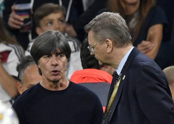 Nationaltrainer Trainer Coach Joachim Jogi Löw (GER) im Gespräch Diskussion mit DFB Präsident Reinhard Dieter Grindel (GER) DFB Länderspiel Deutschland GER vs Frankreich FRA UEFA Nations League Division A 2018 19 Gruppe 1 06.09.2018 Allianz Arena München Deutschland DFB REGULATIONS PROHIBIT ANY USE OF PHOTOGRAPHS AS IMAGE SEQUENCES AND OR QUASI-VIDEO DFB Länderspiel Deutschland GER vs Saudi-Arabien SAU