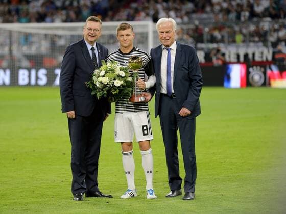 Praesident Reinhard Grindel ( Deutschland ) Toni Kroos ( Deutschland ) Rainer Holzschuh Auszeichnung bester Spieler , UEFA Nations League, 2018 19, Deutschland vs. Frankreich, DFB regulations prohibit any use of photographs as image sequences and or quasi-video, Deutschland vs. Frankreich, UEFA Nations League, 2018 19, Fussball, 06.09.2018 Muenchen Copyright: xLanger Eibner-Pressefotox EP_HLR
