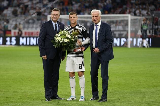 l-r: Ehrung zum Fussballer des Jahres, DFB-Praesident Reinhard Grindel, Toni Kroos 8 (Deutschland), Kicker-Sportmagazins Rainer Holzschuh, Deutschland vs. Frankreich, Fussball, UEFA Nations League, 06.09.2018, DFB regulations prohibit any use of photographs as image sequences and or quasi-video Muenchen Bayern Deutschland