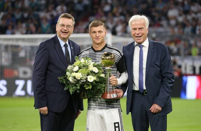 Sport Bilder des Tages BAU 06.09.2018 München Fußball Länderspiel Deutschland vs. Frankreich , von links: Reinhard Grindel Toni Kroos Reinhard Rauball DFB regulations prohibit any use of photographs as image sequences and or quasi-video.