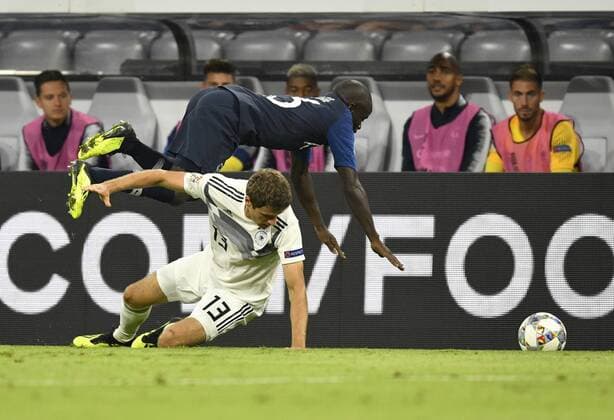 Zweikampf, Aktion N golo Kante (FRA) gegen Thomas Müller GER) DFB Länderspiel Deutschland GER vs Frankreich FRA UEFA Nations League Division A 2018 19 Gruppe 1 06.09.2018 Allianz Arena München Deutschland DFB REGULATIONS PROHIBIT ANY USE OF PHOTOGRAPHS AS IMAGE SEQUENCES AND OR QUASI-VIDEO DFB Länderspiel Deutschland GER vs Saudi-Arabien SAU