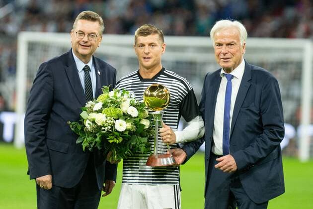 06.09.2018, xkvx, Fussball UEFA Nations League Division A, Deutschland - Frankreich emspor, v.l. Toni Kroos (DFB - Deutscher Fussballbund) mit der Auszeichnung zum Fussballer des Jahres in Deutschland Praesident Reinhard Grindel (DFB - Deutscher Fussballbund) (DFL DFB REGULATIONS PROHIBIT ANY USE OF PHOTOGRAPHS as IMAGE SEQUENCES and or QUASI-VIDEO) Muenchen