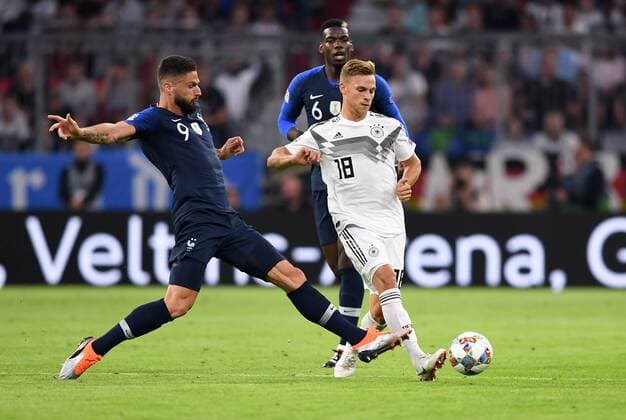 FUSSBALL UEFA Nations League in Muenchen Deutschland - Frankreich 06.09.2018 Olivier Giroud (li, Frankreich) gegen Joshua Kimmich (re, Deutschland) --- DFB regulations prohibit any use of photographs as image sequences and or quasi-video. ---