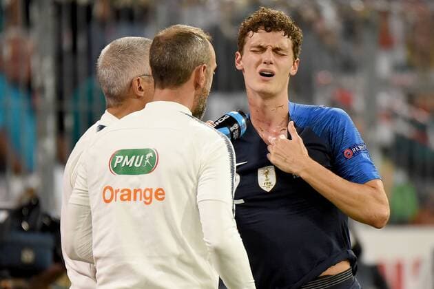 Benjamin Pavard (FRA) mit schmerzverzehrrtem Gesicht, wird behandelt. Deutschland, Muenchen, 06.09.2018, Fussball, Nationalmannschaft, UEFA Nations League, 1.Spieltag: Deutschland vs Frankreich, Allianz-Arena DFL DFB REGULATIONS PROHIBIT ANY USE OF PHOTOGRAPHS AS IMAGE SEQUENCES AND OR QUASI-VIDEO.