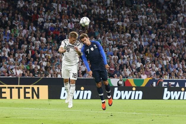 l-r: im Zweikampf, Aktion, Kopfballduell mit Joshua Kimmich 18 (Deutschland) und Antoine Griezmann 7 (Frankreich), Deutschland vs. Frankreich, Fussball, UEFA Nations League, 06.09.2018, DFB regulations prohibit any use of photographs as image sequences and or quasi-video Muenchen Bayern Deutschland
