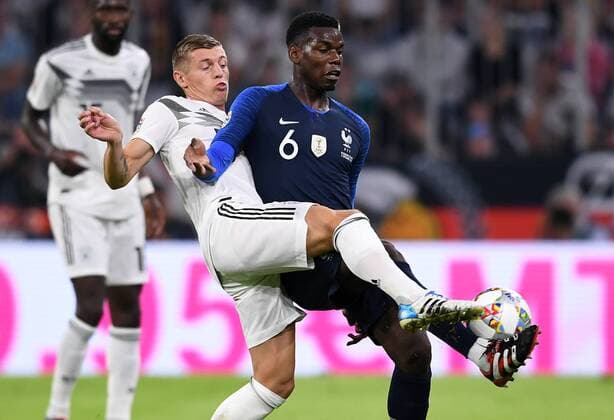 FUSSBALL UEFA Nations League in Muenchen Deutschland - Frankreich 06.09.2018 Toni Kroos (li, Deutschland) gegen Paul Pogba (re, Frankreich) --- DFB regulations prohibit any use of photographs as image sequences and or quasi-video. ---
