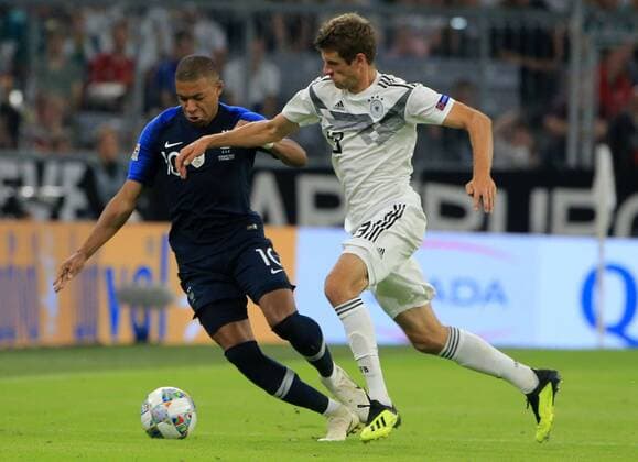 06.09.2018,UEFA Nations League, Deutschland vs Frankreich, Allianz Arena Muenchen, Fussball, im Bild: Kylian Mbappe (France) vs Thomas Mueller ( Deutschland) DFL REGULATIONS PROHIBIT ANY USE OF PHOTOGRAPHS AS IMAGE SEQUENCES AND OR QUASI VIDEO.