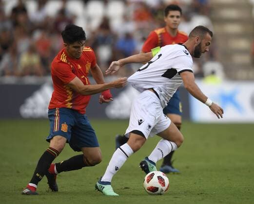 Fußball, U21 EM Quali, Spanien - Albanien CORDOBA-SPAIN,SEPTEMBER 06: Carlos Soler (L) player of the selection Espa?a Sub-21 and Hakaj (R) player of the selection Albania Sub-21 during the party belonging to the classification Europeo 2019, facing to Spain - Albania, New stadium Arcangel, 06th September, 2018, Spain, foto:Cristobal Duenas Cordon Press