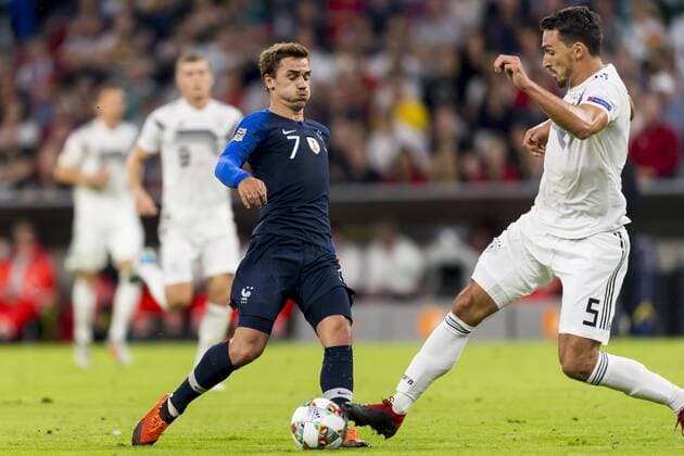 GER, Nations League ,ÊÊDeutschlandÊÊ(GER) vs. Frankreich (FRA) 06.09.2018, Allianz Arena, Muenchen, GER, Nations League ,ÊÊDeutschlandÊÊ(GER) vs. Frankreich (FRA), DFB regulations prohibit any use of photographs as image sequences and or quasi-video, im Bild Antoine Griezmann (Frankreich 7) scheitert an Mats Hummels (Deutschland 5)