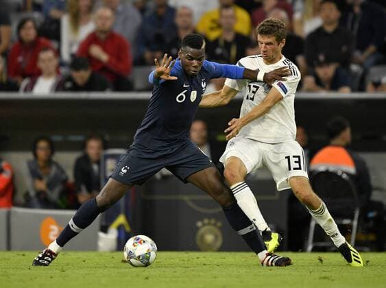 Zweikampf, Aktion Thomas Müller GER) gegen Paul Pogba (FRA) DFB Länderspiel Deutschland GER vs Frankreich FRA UEFA Nations League Division A 2018 19 Gruppe 1 06.09.2018 Allianz Arena München Deutschland DFB REGULATIONS PROHIBIT ANY USE OF PHOTOGRAPHS AS IMAGE SEQUENCES AND OR QUASI-VIDEO DFB Länderspiel Deutschland GER vs Saudi-Arabien SAU