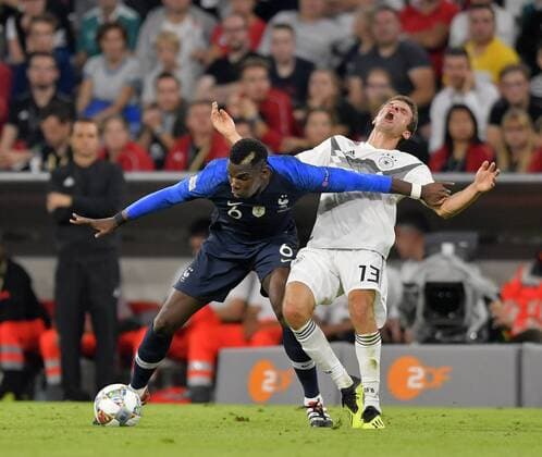 06.09.2018, Fussball, UEFA Nations-League 2018 2019, 1.Spieltag in München in der Allianz-Arena: Deutschland - Frankreich. von links: Paul Pogba (Frankreich) trifft Thomas Müller (Deutschland) im Gesicht. DFB and DFL regulations prohibit any use of photographs as image sequences and or quasi-video.