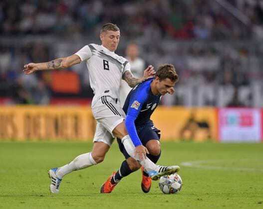 06.09.2018, Fussball, UEFA Nations-League 2018 2019, 1.Spieltag in München in der Allianz-Arena: Deutschland - Frankreich. v.li: Toni Kroos (Deutschland) gegen Antoine Griezmann (Frankreich). DFB and DFL regulations prohibit any use of photographs as image sequences and or quasi-video.
