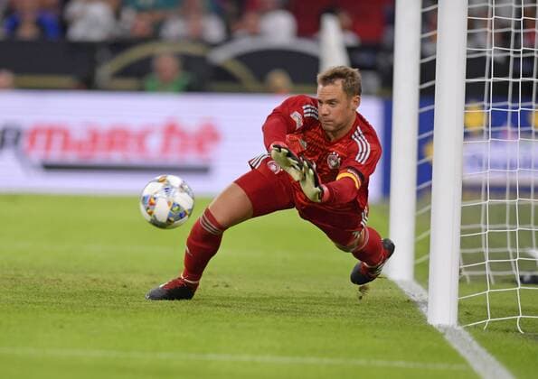 06.09.2018, Fussball, UEFA Nations-League 2018 2019, 1.Spieltag in München in der Allianz-Arena: Deutschland - Frankreich. Torwart Manuel Neuer (Deutschland) wehrt den Ball ab. DFB and DFL regulations prohibit any use of photographs as image sequences and or quasi-video.