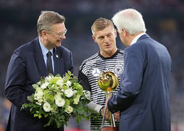 SOCCER - UEFA NL, GER vs FRA MUNICH,GERMANY,06.SEP.18 - SOCCER - UEFA Nations League, Germany vs France, international match Länderspiel Image shows the tribute to Toni Kroos (GER) as Germany s player of the year. GEPAxpictures xThomasxBachun