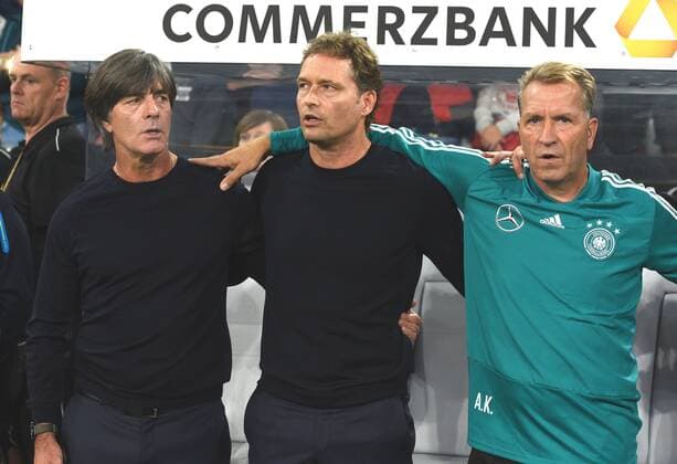 Nations League: Deutschland - Frankreich 06.09.2018 in München. Bundestrainer Joachim Löw (li.), Co-Trainer Marcus Sorg und Tw-Trainer Andreas Köpke bei der Nationalhymne.