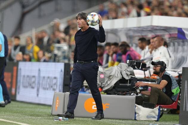 Bundestrainer Joachim Loew (Deutschland) mit dem Ball in der Hand, Deutschland vs. Frankreich, Fussball, UEFA Nations League, 06.09.2018, DFB regulations prohibit any use of photographs as image sequences and or quasi-video Muenchen Bayern Deutschland