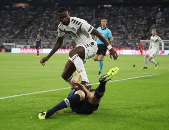 DFB Deutschland - Frankreich Deutschland, München, 06.09.2018, Fussball, UEFA, Nations League, Deutschland DFB - Frankreich:Antonio Rüdiger oben (GER) gegen Benjamin Pavard am Boden ( FRA) .