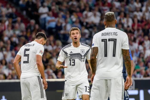 Muenchen, Deutschland 06.09.2018, UEFA Nations League, Deutschland - Frankreich, Mats Hummels (GER), Thomas Mueller (GER) und Jerome Boateng (GER) in der Diskussion ( DeFodi527