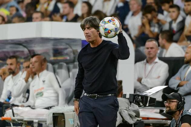 Muenchen, Deutschland 06.09.2018, UEFA Nations League, Deutschland - Frankreich, Bundestrainer Joachim Loew (GER) mit Ball ( DeFodi527